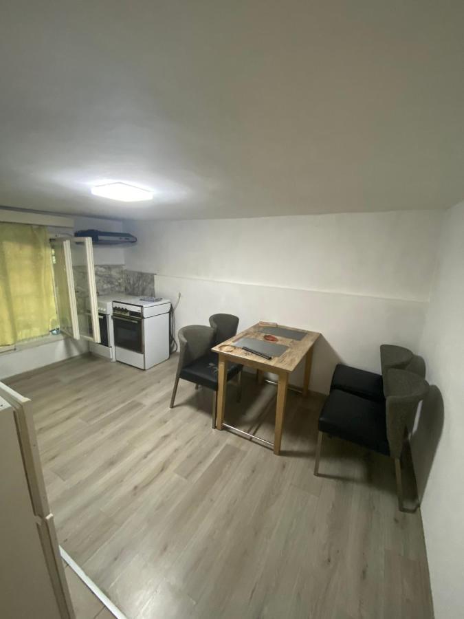 Izdavanje Sobe/stana Apartment *
