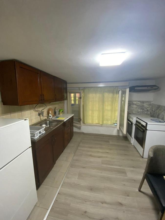 Izdavanje Sobe/stana Apartment *